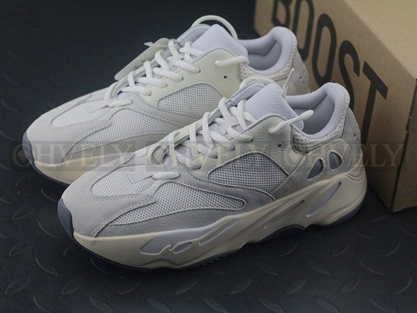 YEEZY 700 아날로그