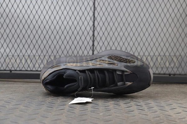 YEEZY 700 V3 클레이 브라운