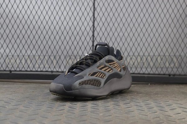 YEEZY 700 V3 클레이 브라운