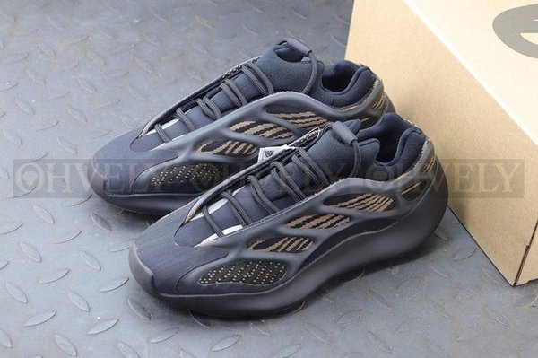 YEEZY 700 V3 클레이 브라운