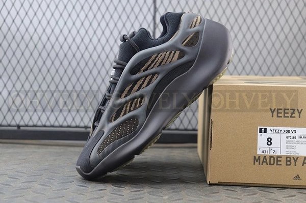 YEEZY 700 V3 클레이 브라운