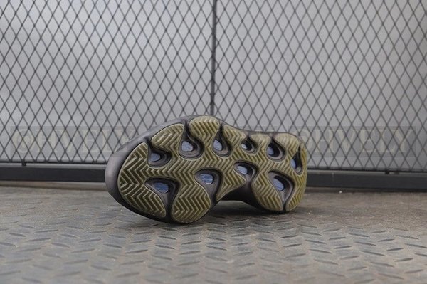 YEEZY 700 V3 클레이 브라운