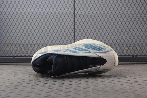 YEEZY 700 V3 카이아나이트