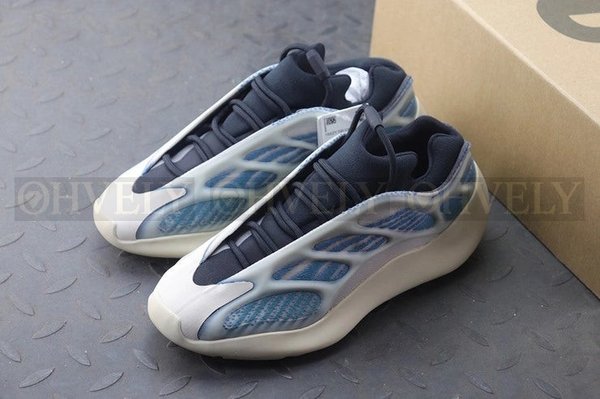 YEEZY 700 V3 카이아나이트