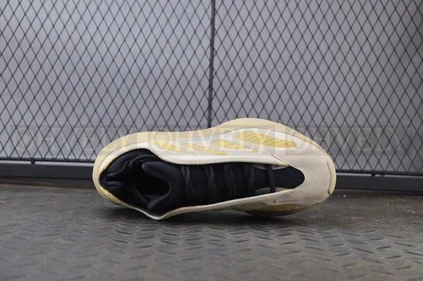 YEEZY 700 V3 새플라워