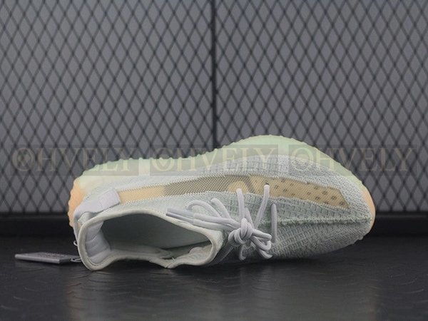 YEEZY 350 V2 하이퍼스페이스