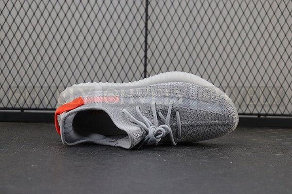 YEEZY 350 V2 테일라이트