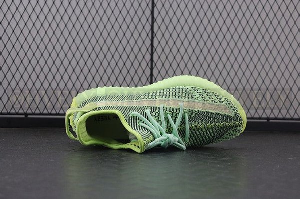 YEEZY 350 V2 이즈릴