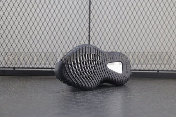 YEEZY 350 V2 예힐