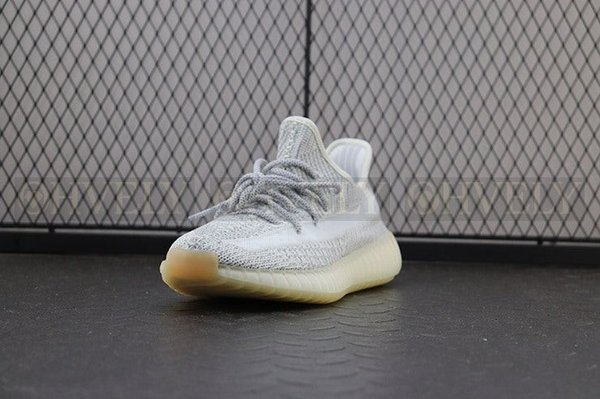 YEEZY 350 V2 예사야 리플렉티브