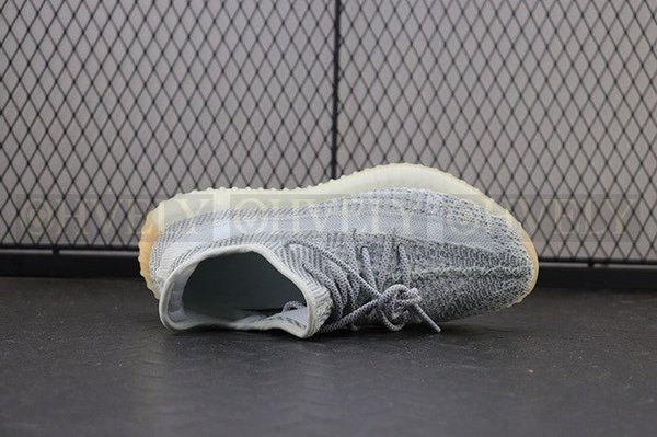 YEEZY 350 V2 예사야 리플렉티브