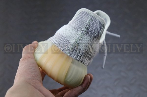 YEEZY 350 V2 예사야