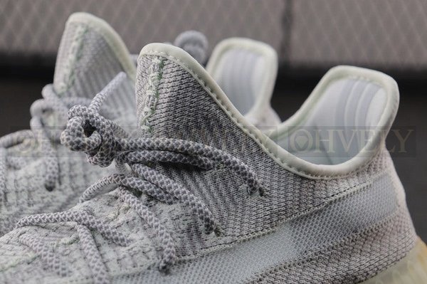 YEEZY 350 V2 예사야