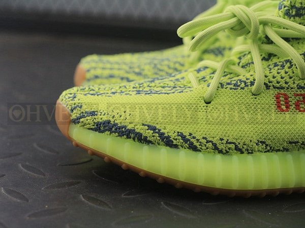 YEEZY 350 V2 세미프로즌