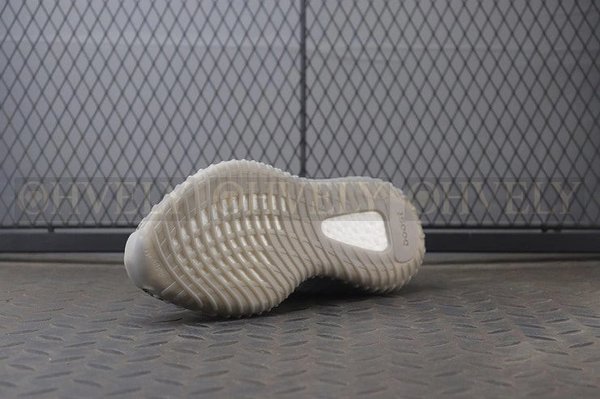 YEEZY 350 V2 벨루가 솔라레드