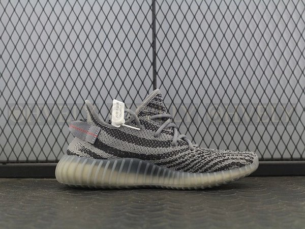 YEEZY 350 V2 벨루가