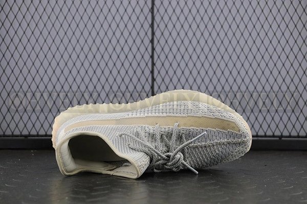 YEEZY 350 V2 룬드마크