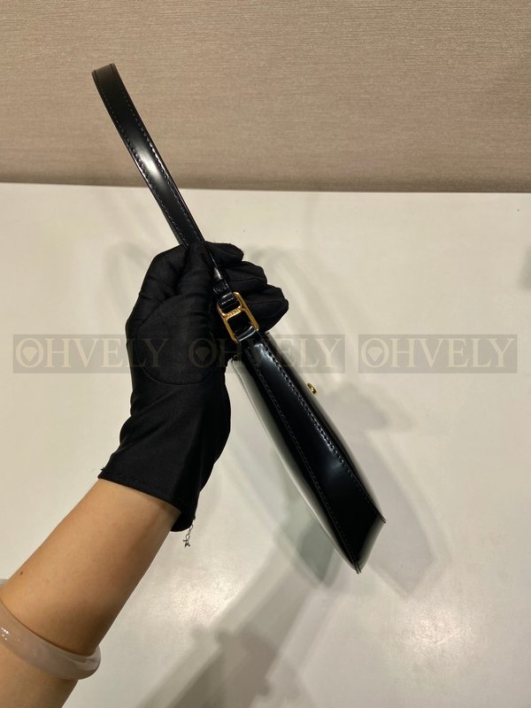 프라다 클레오 브러쉬드 레더 숄더백 클래스프 클로저