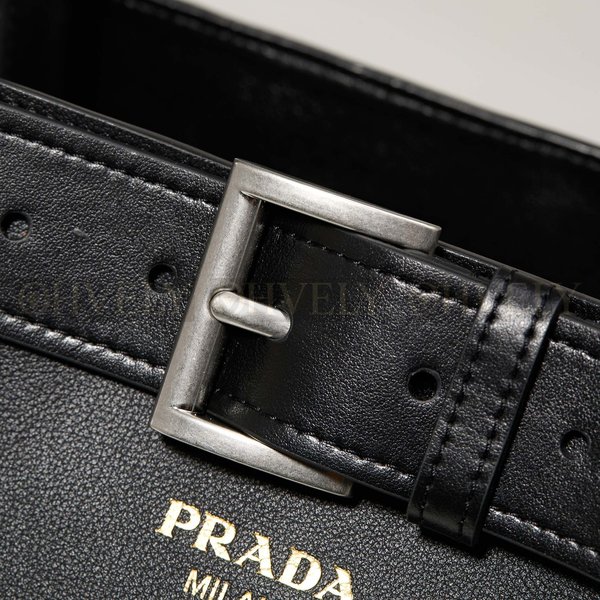 프라다 벨트 버클 버킷백