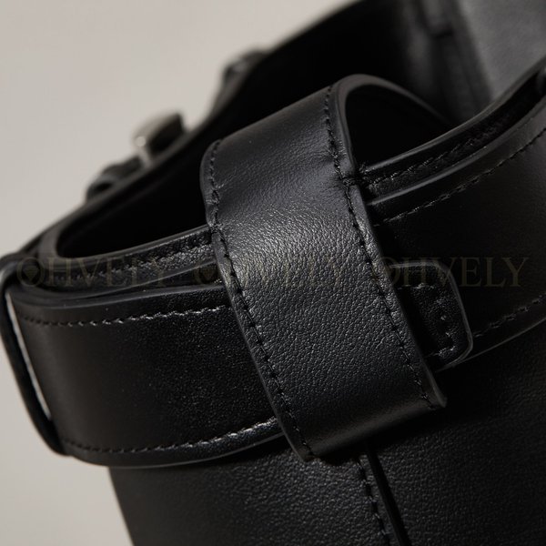 프라다 벨트 버클 버킷백