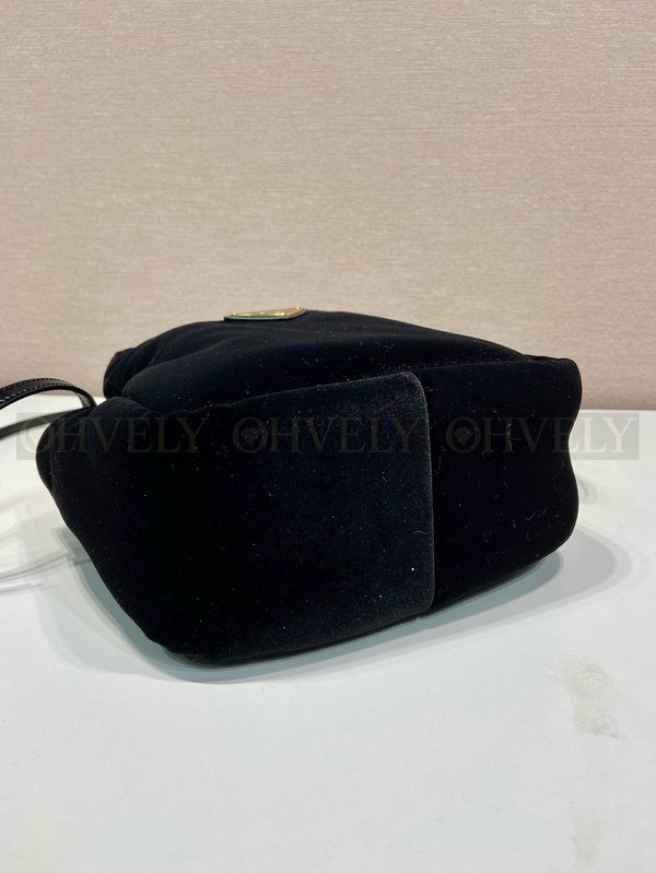 프라다 패딩 벨벳 미니 핸드백