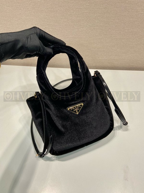 프라다 패딩 벨벳 미니 핸드백