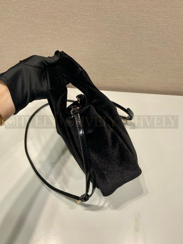 프라다 패딩 벨벳 미니 핸드백