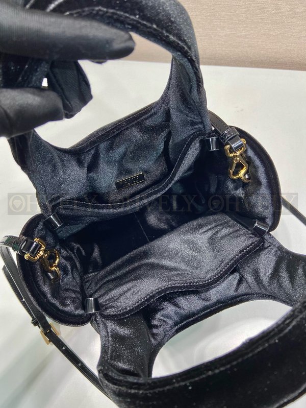 프라다 패딩 벨벳 미니 핸드백