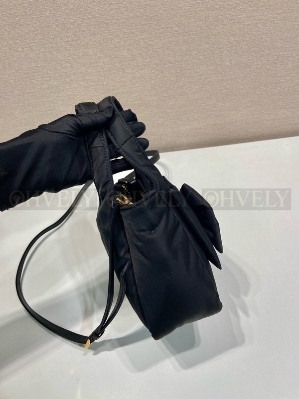 프라다 리본 장식 패딩 리나일론 미니백