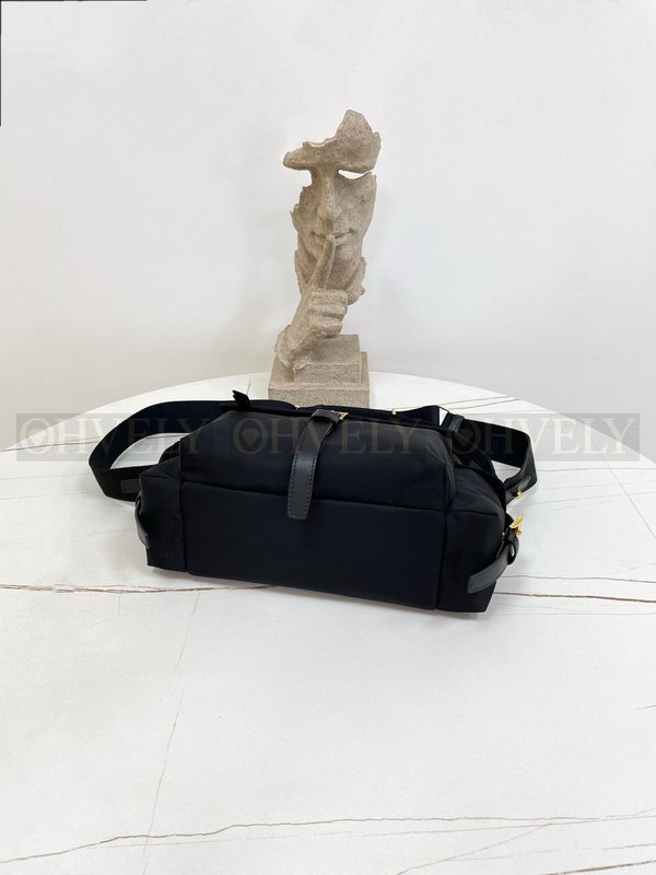 프라다 익스플로어 미디엄 나파 가죽 숄더백