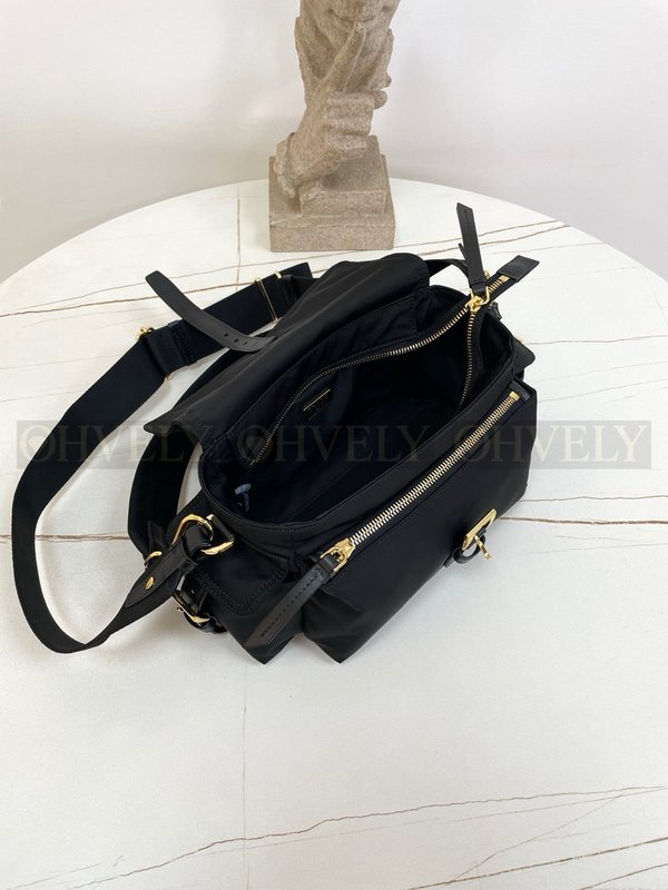 프라다 익스플로어 미디엄 나파 가죽 숄더백