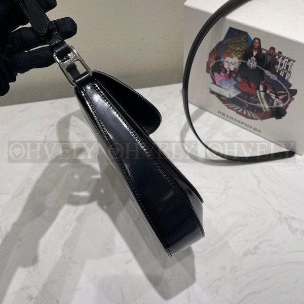 프라다 클레오 브러시드 플랩