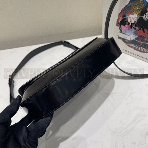 프라다 클레오 브러시드 플랩