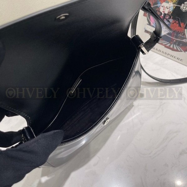 프라다 클레오 브러시드 플랩