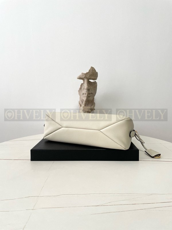 프라다 에메 레더 숄더백 미디움