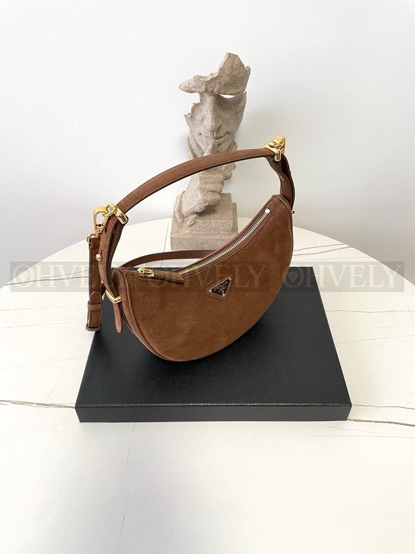 프라다 아르케 숄더백 스웨이드