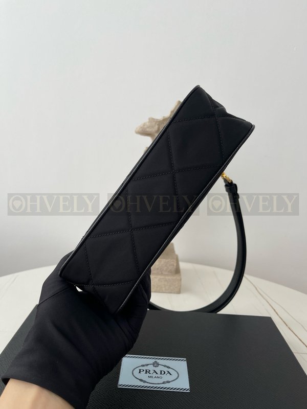 프라다 리에디션 퀄팅 체인 호보백