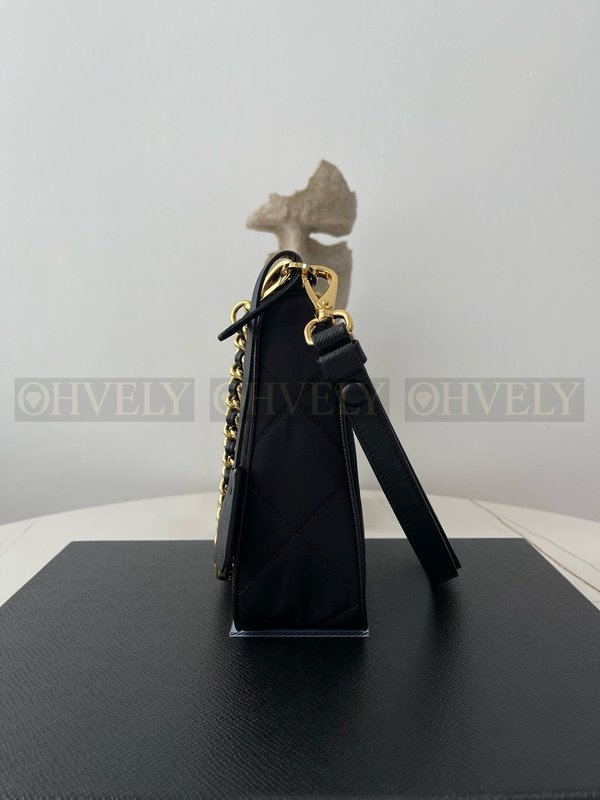 프라다 리에디션 퀄팅 체인 호보백