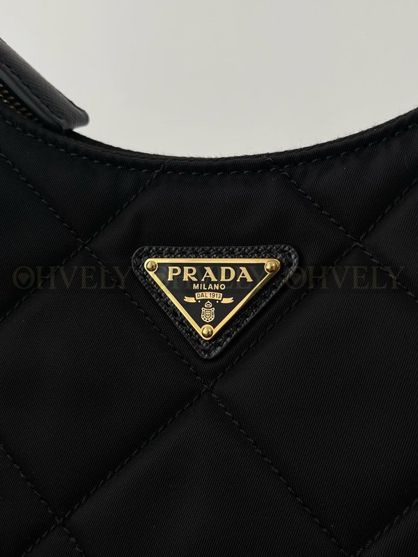 프라다 리에디션 퀄팅 체인 호보백
