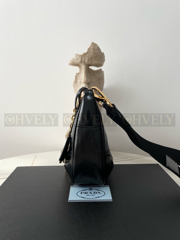 프라다 테수토 레더 체인 호보백