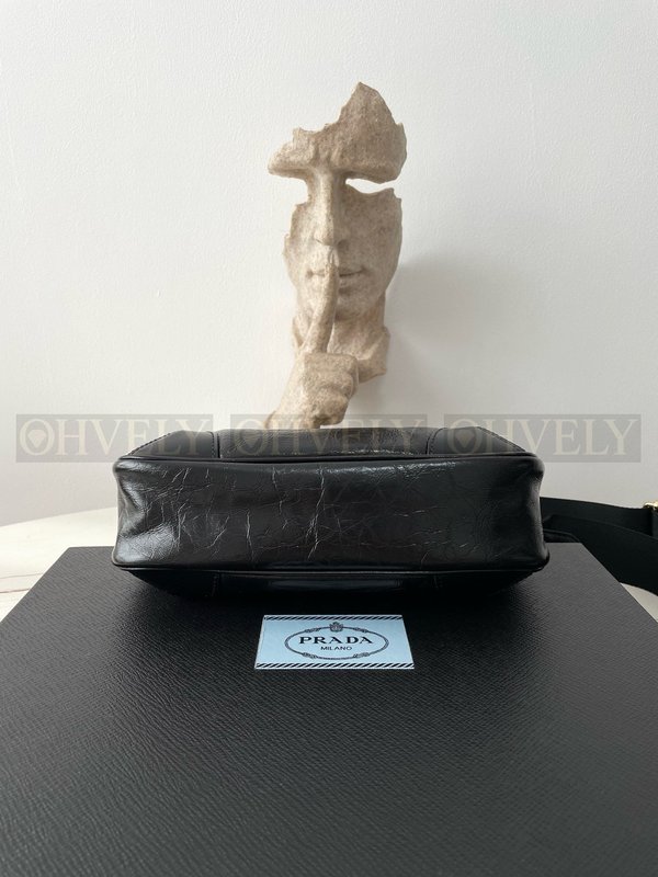 프라다 테수토 레더 체인 호보백