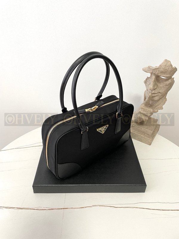 프라다 리에디션 1978 토트백 미디움