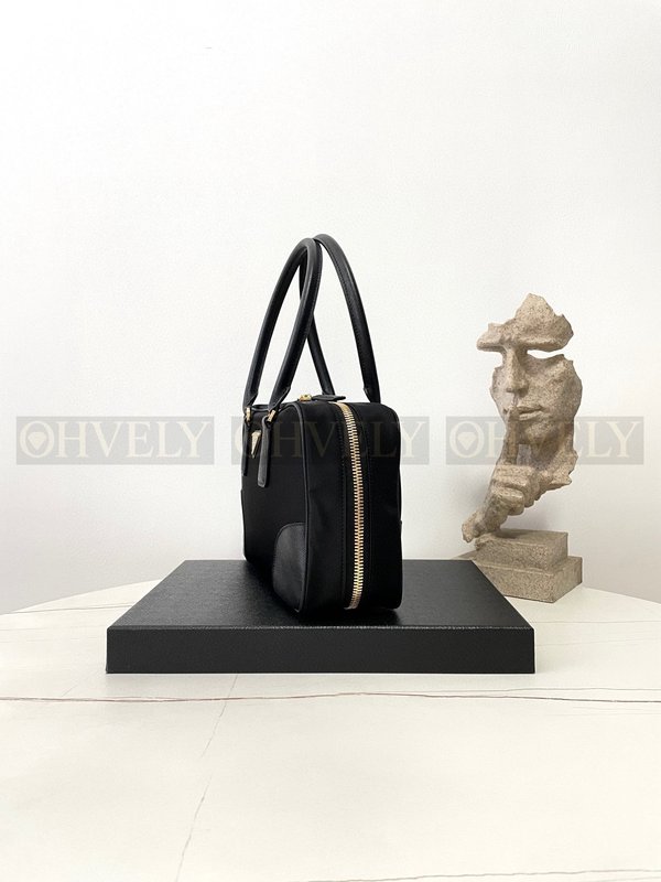 프라다 리에디션 1978 토트백 미디움