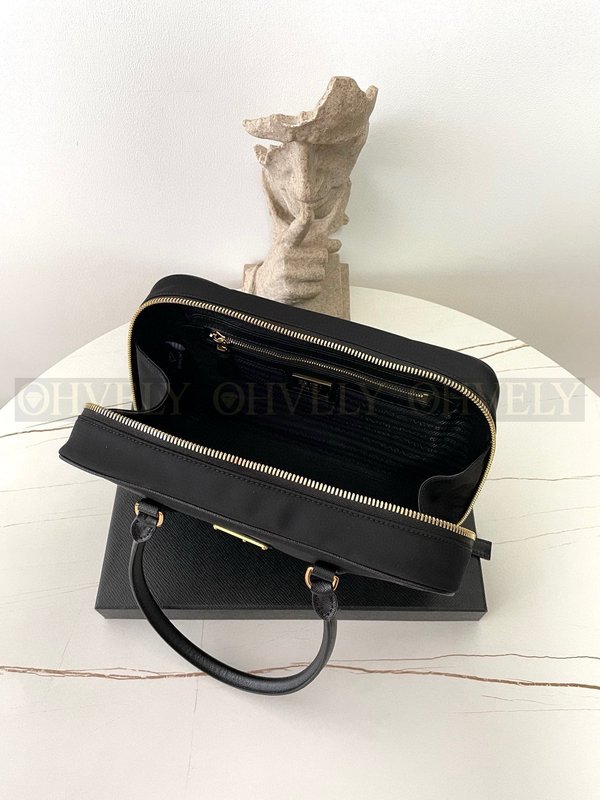 프라다 리에디션 1978 토트백 미디움