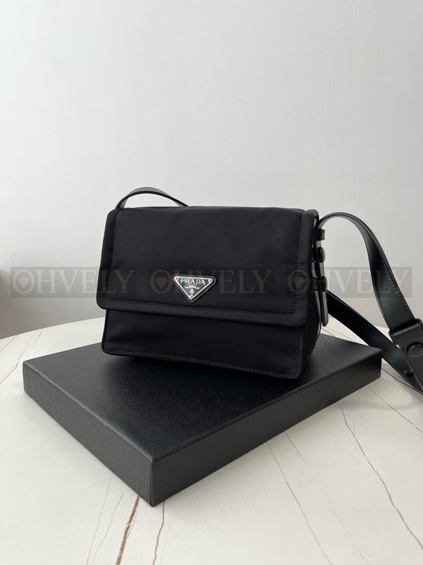 프라다 리나일론 패딩 숄더백 스몰