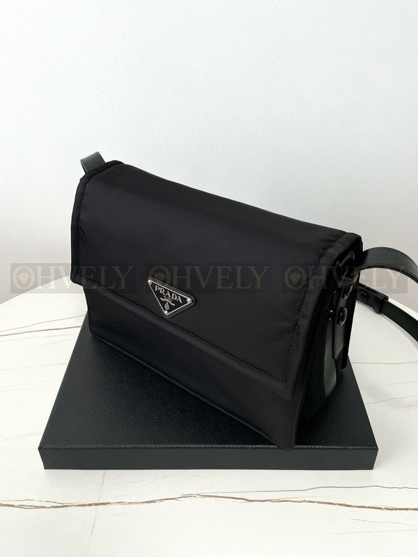 프라다 리나일론 패딩 숄더백 미디움