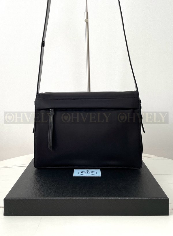 프라다 리나일론 패딩 숄더백 미디움