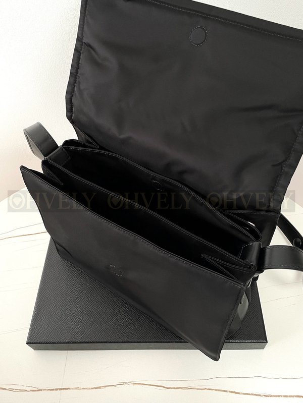 프라다 리나일론 패딩 숄더백 미디움