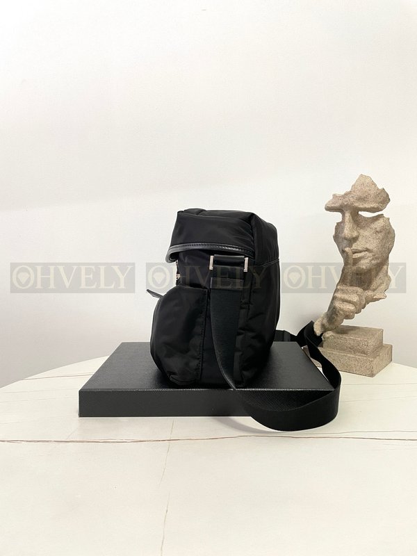 프라다 리나일론 삼각 로고 숄더백