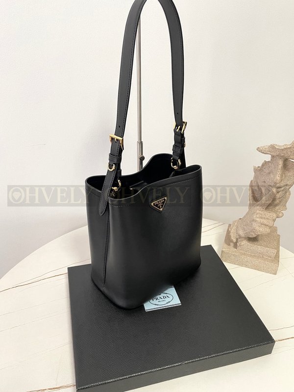 프라다 미디움 레더백